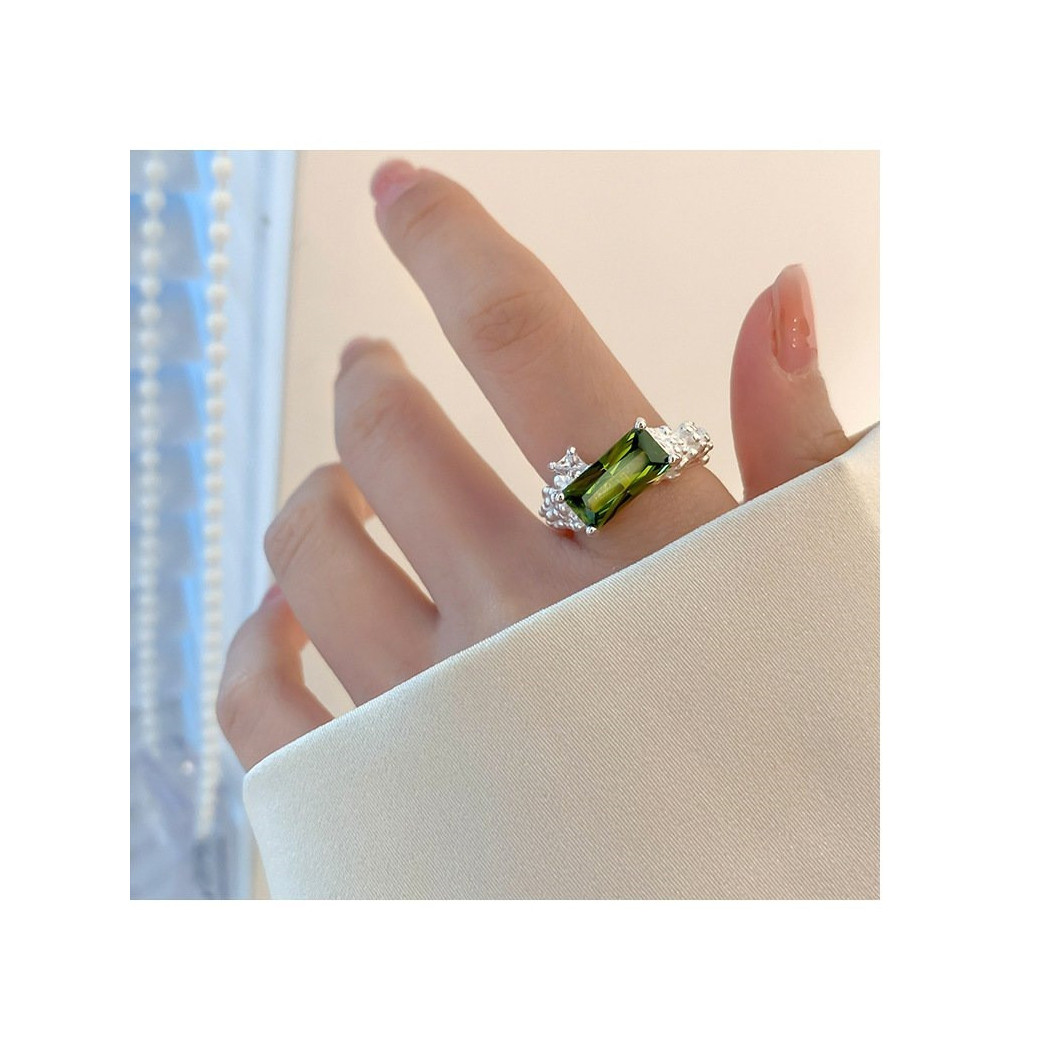 Bague avec pierre zircon centrale rectangulaire vert olive | Bague ajustable en argent sterling S925